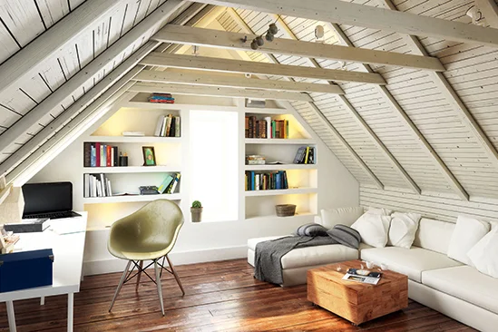 Gemütlicher Dachboden mit Sitzecke und Schreibtisch